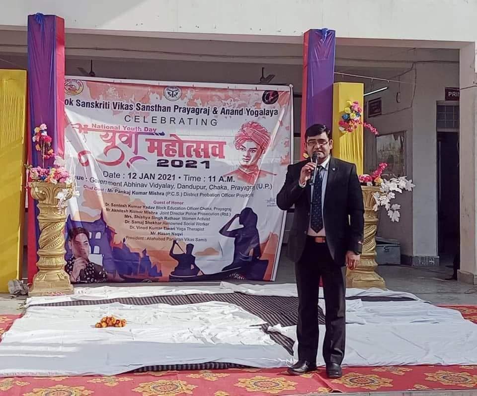 Aadesh Sharma speaking with a microphone at Yuva Mahotsav 2021, a National Youth Day event in Prayagraj