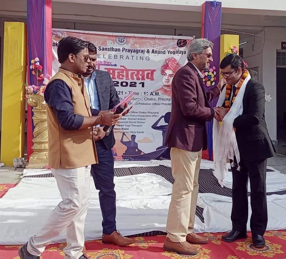 Aadesh Sharma being honoured with a shawl and garland at Yuva Mahotsav 2021